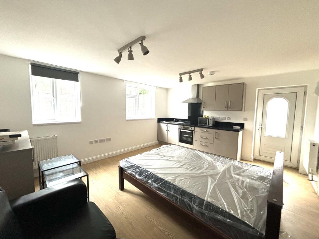 4 bed Studio for rent in Headley Heath. From Dixons - Selly Oak 4 bed Studio for rent in Headley Heath. From Dixons - Selly Oak