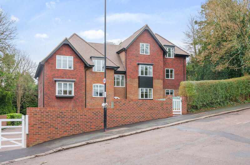 3 bed 1st Floor Flat for rent in Purley. From Frost Estate Agents
