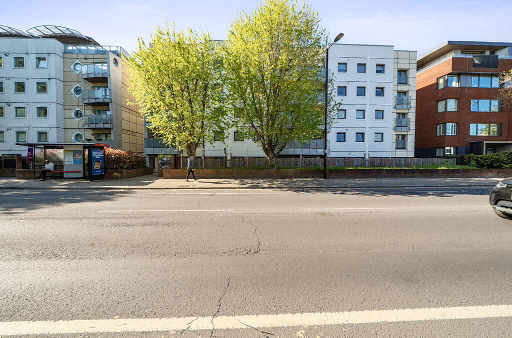 2 bed 1st Floor Flat for rent in Purley. From Frost Estate Agents