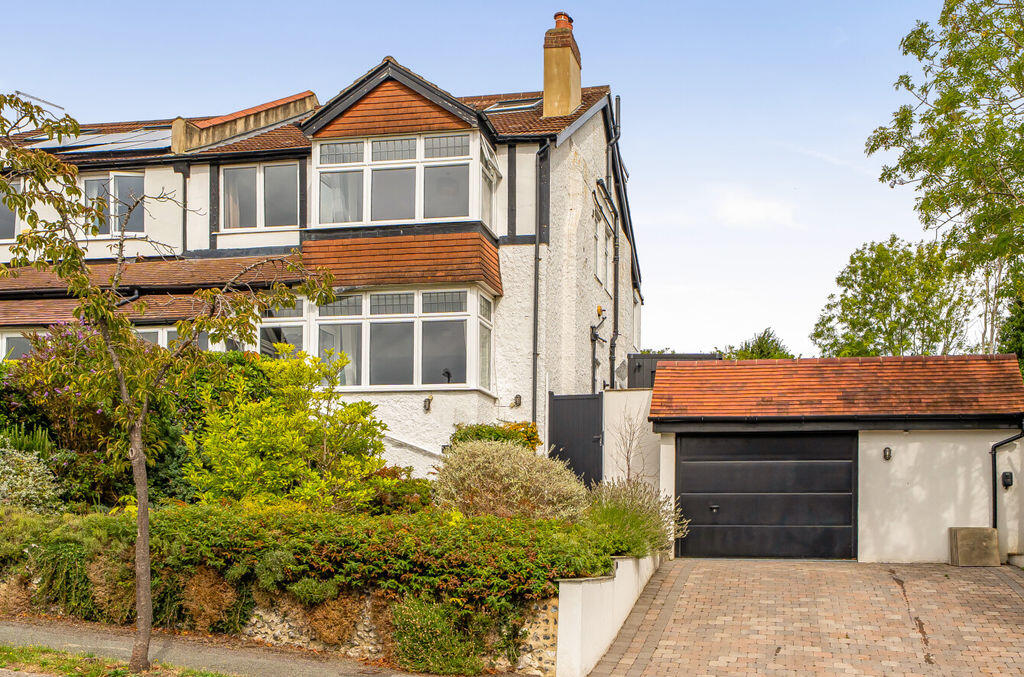 6 bed Semi Detached for rent in Coulsdon. From Frost Estate Agents 6 bed Semi Detached for rent in Coulsdon. From Frost Estate Agents