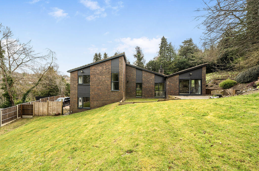 5 bed Detached for rent in Purley. From Frost Estate Agents 5 bed Detached for rent in Purley. From Frost Estate Agents