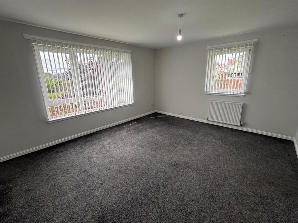 2 bed 1st Floor Flat for rent in Plains. From Empire Property - Wishaw