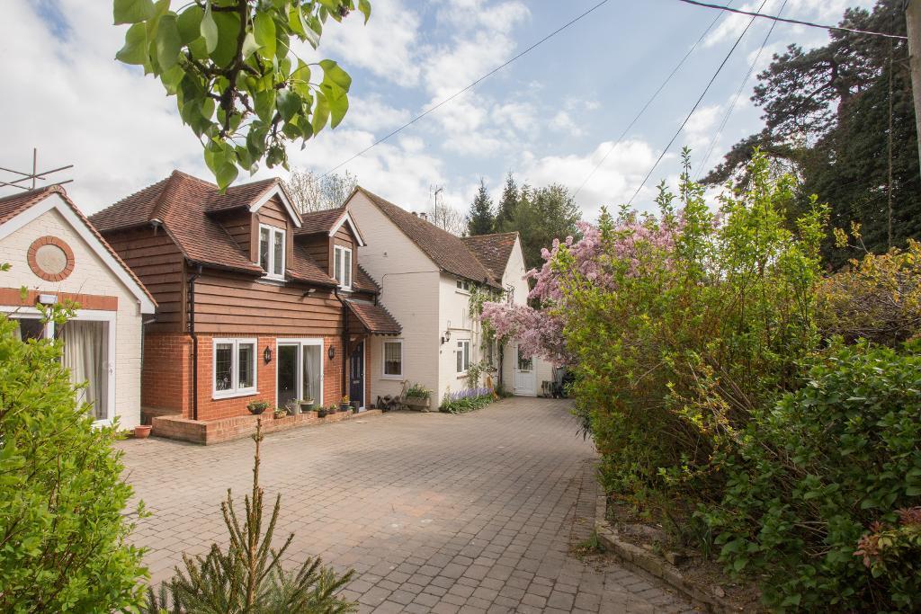 2 bed Mid Terraced House for rent in Vines Cross. From Foresters - Heathfield 2 bed Mid Terraced House for rent in Vines Cross. From Foresters - Heathfield