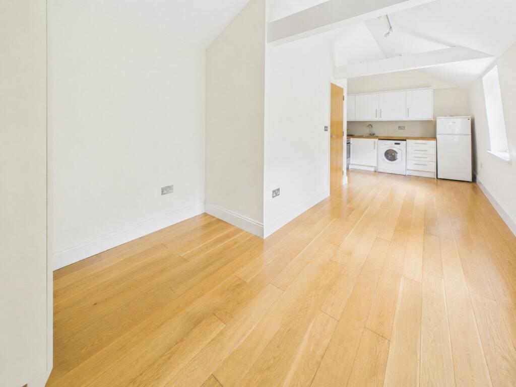 4 bed 1st Floor Flat for rent in Westminster. From Greater London Properties - Soho