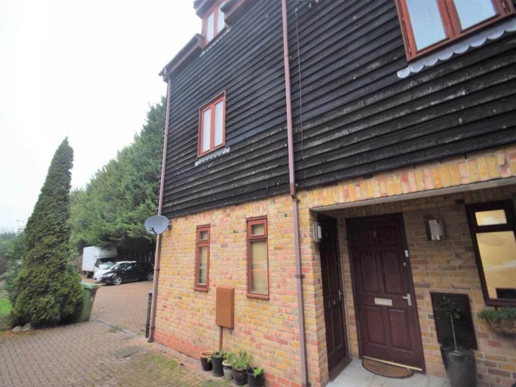 1 bed Detached House for rent in Newington. From Greyfox Estate Agents - Walderslade