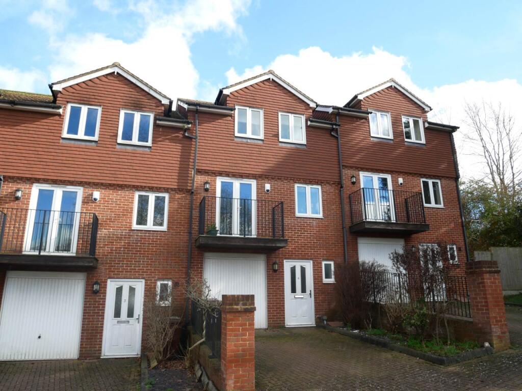 4 bed Town House for rent in Blue Bell Hill. From Greyfox Estate Agents - Walderslade 4 bed Town House for rent in Blue Bell Hill. From Greyfox Estate Agents - Walderslade