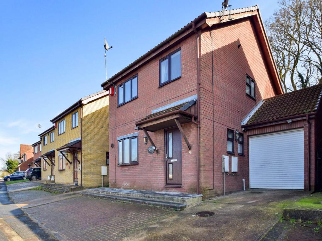 4 bed Detached for rent in Blue Bell Hill. From Greyfox Estate Agents - Walderslade