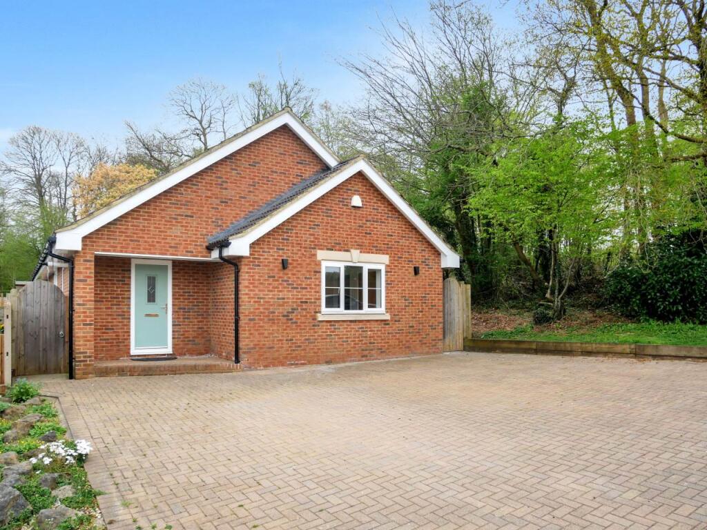 4 bed Bungalow for rent in Blue Bell Hill. From Greyfox Estate Agents - Walderslade