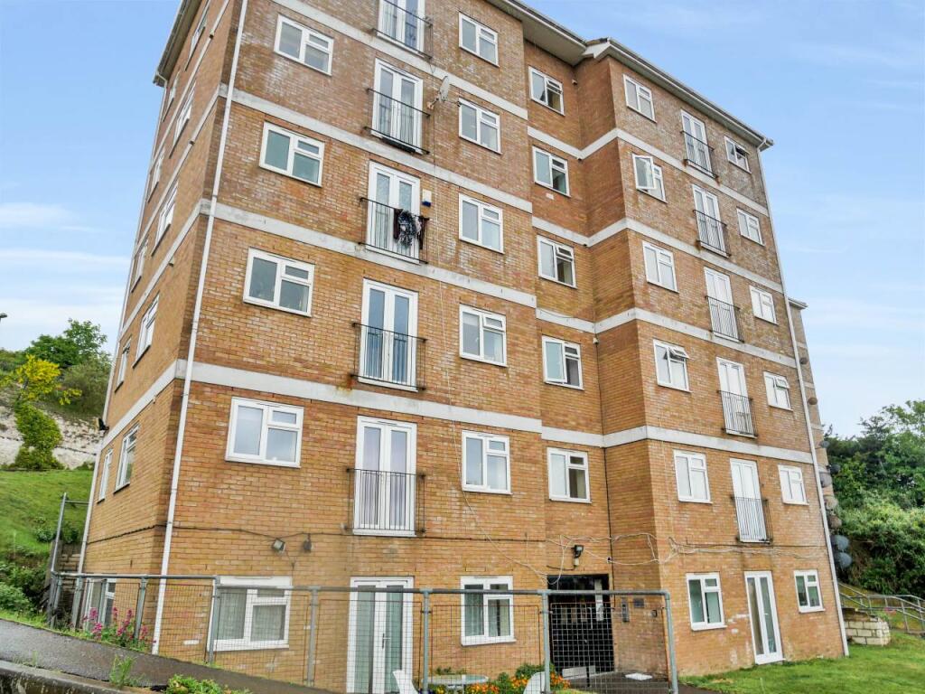 2 bed Apartment for rent in Chatham. From Greyfox Estate Agents - Walderslade
