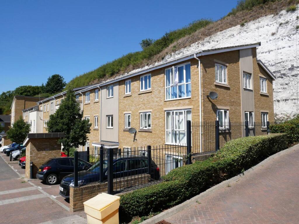 2 bed 1st Floor Flat for rent in Chatham. From Greyfox Estate Agents - Walderslade