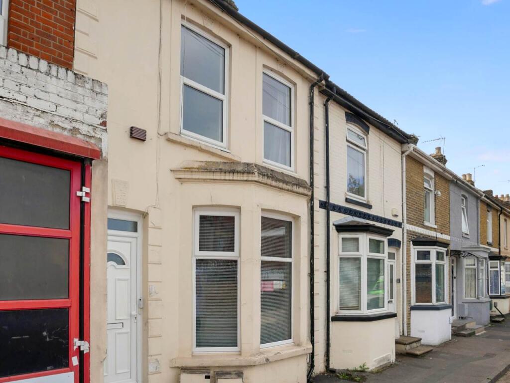 1 bed 1st Floor Flat for rent in Lower Twydall. From Greyfox Estate Agents - Walderslade