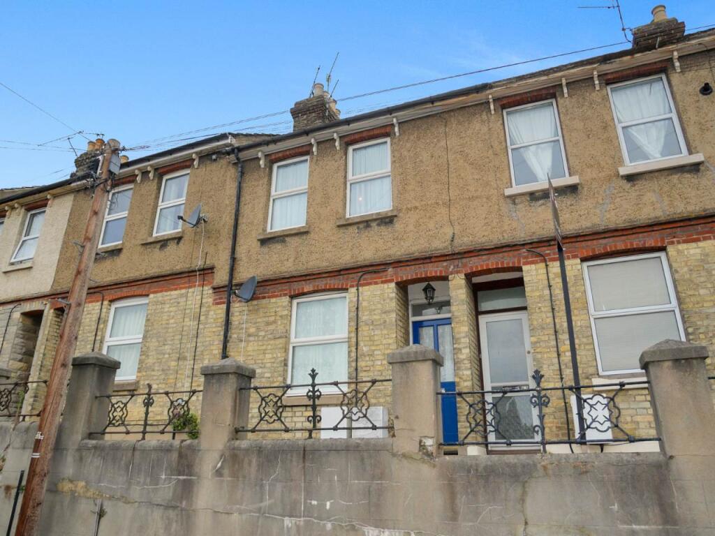 2 bed Detached for rent in Chatham. From Greyfox Estate Agents - Walderslade