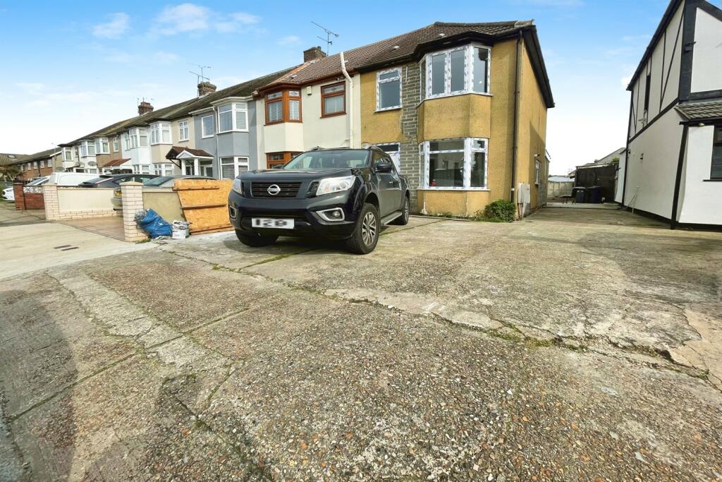 3 bed End Terraced House for rent in Rainham. From Griffin Grays