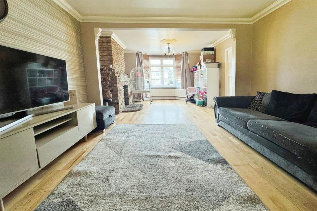 3 bed Semi-Detached House for rent in Grays. From Griffin Grays