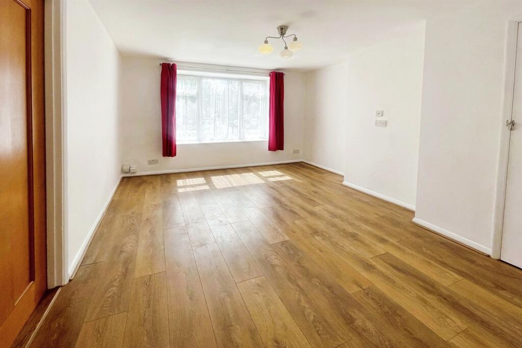 1 bed Flat for rent in South Stifford. From Griffin Grays