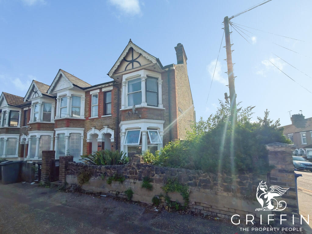3 bed End of Terrace for rent in Grays. From Griffin Grays
