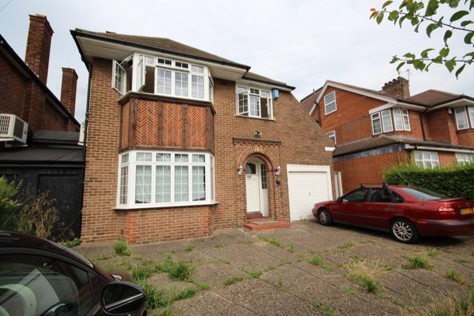 4 bed Detached House for rent in Edgware. From Grove Residential - Edgware