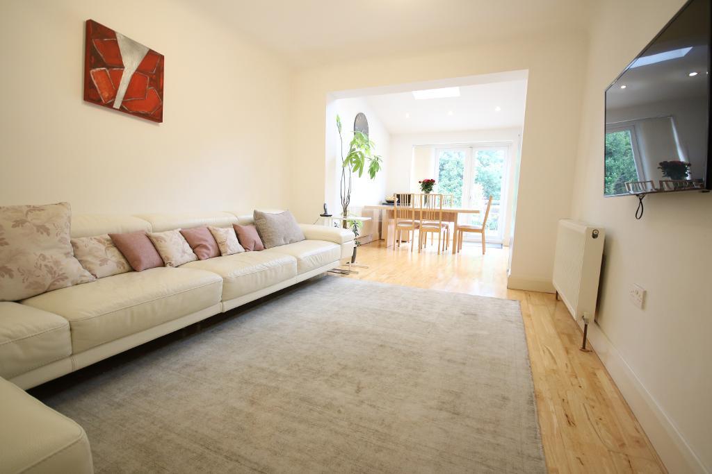 5 bed Semi-Detached House for rent in Edgware. From Grove Residential - Edgware