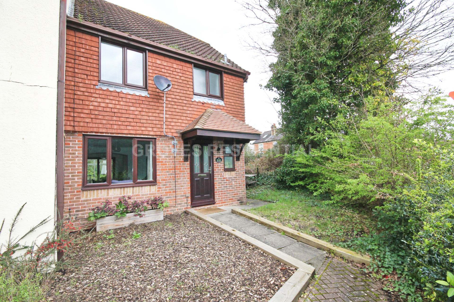 3 bed End Terraced House for rent in Woking. From Groves Residential