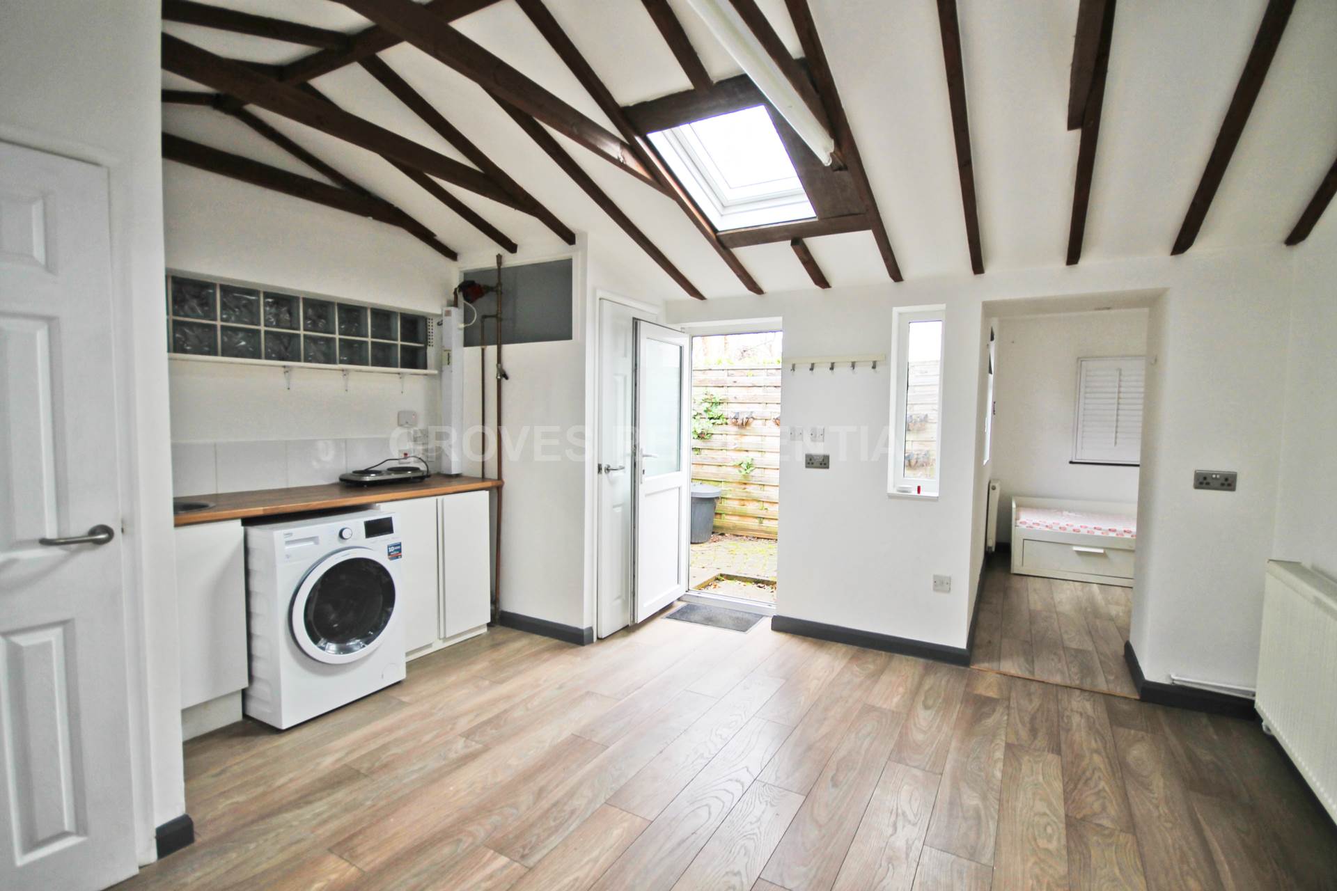 1 bed 1st Floor Flat for rent in New Malden. From Groves Residential 1 bed 1st Floor Flat for rent in New Malden. From Groves Residential