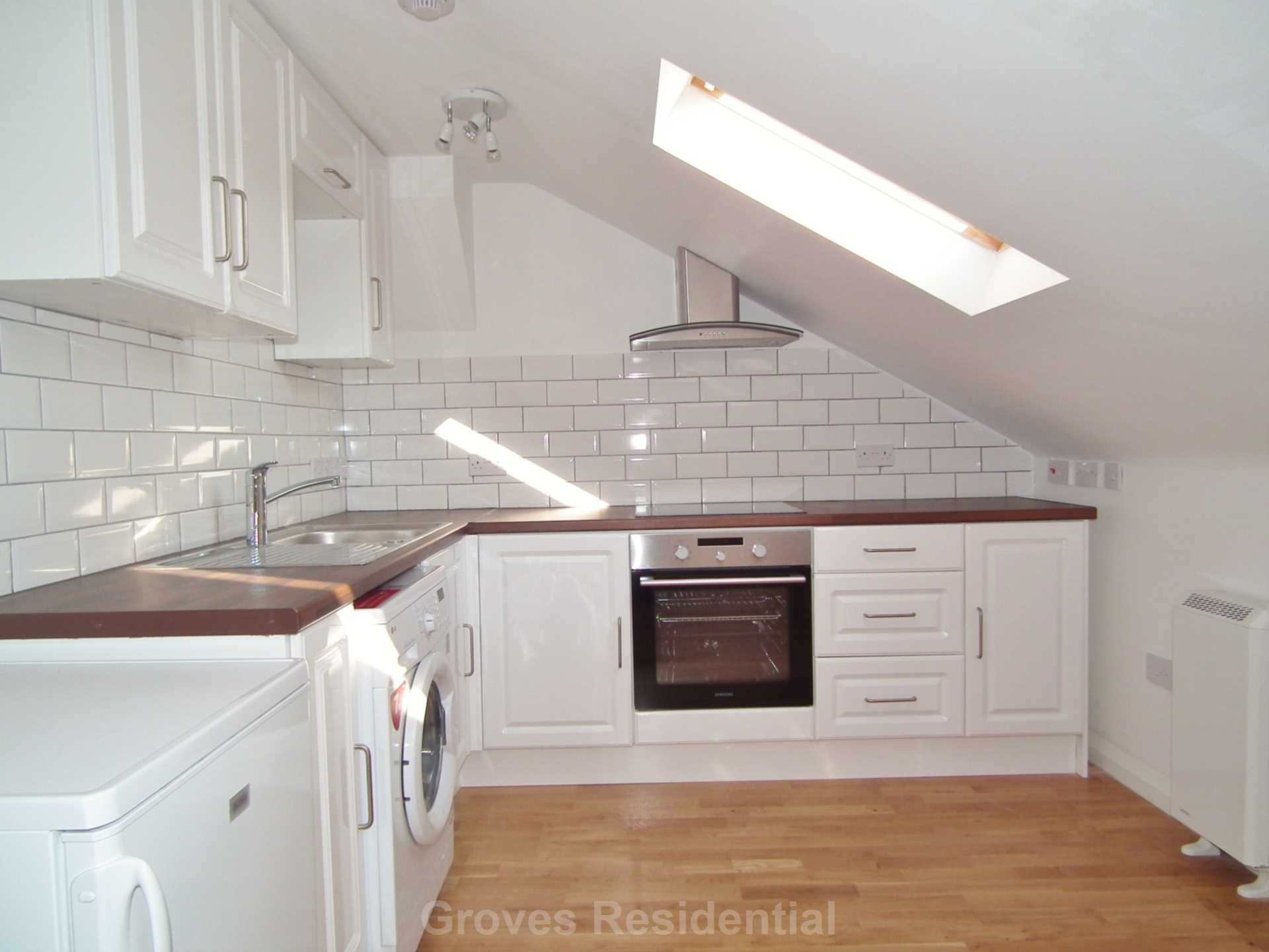 2 bed 1st Floor Flat for rent in New Malden. From Groves Residential 2 bed 1st Floor Flat for rent in New Malden. From Groves Residential