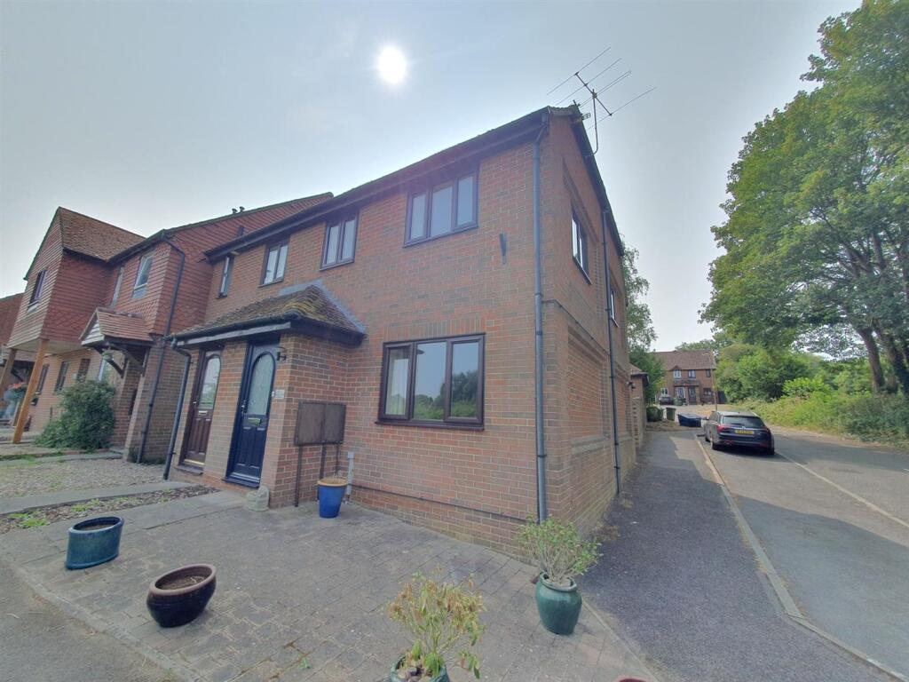 3 bed End of Terrace for rent in Overton. From Girard Lettings - Newbury 3 bed End of Terrace for rent in Overton. From Girard Lettings - Newbury