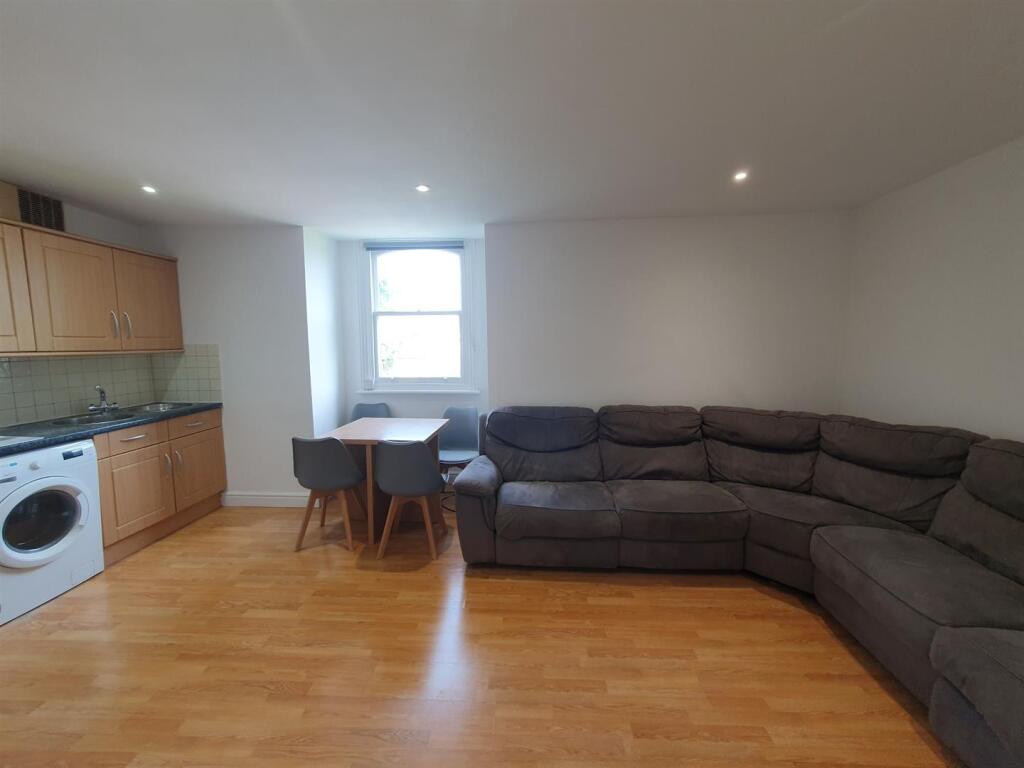 2 bed 1st Floor Flat for rent in Reading. From Girard Lettings - Newbury