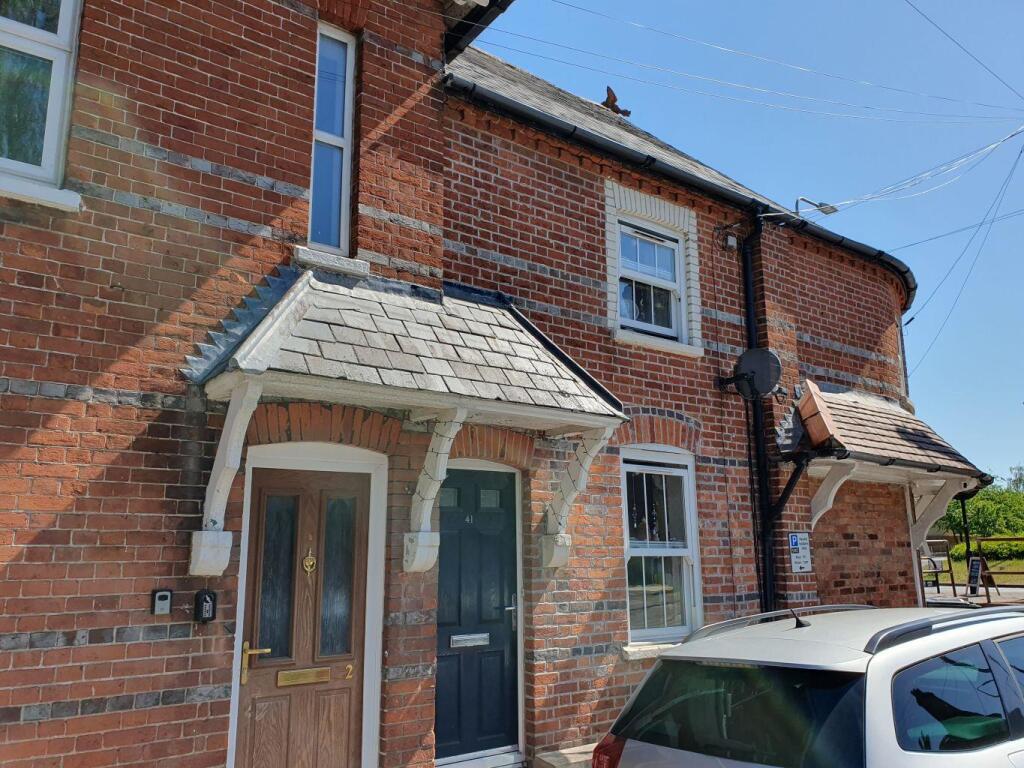 2 bed Mid Terraced House for rent in Newbury. From Girard Lettings - Newbury