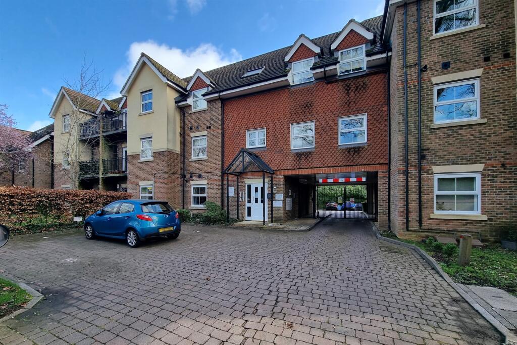 3 bed 1st Floor Flat for rent in Broadgate. From Goadsby - Chandler's Ford