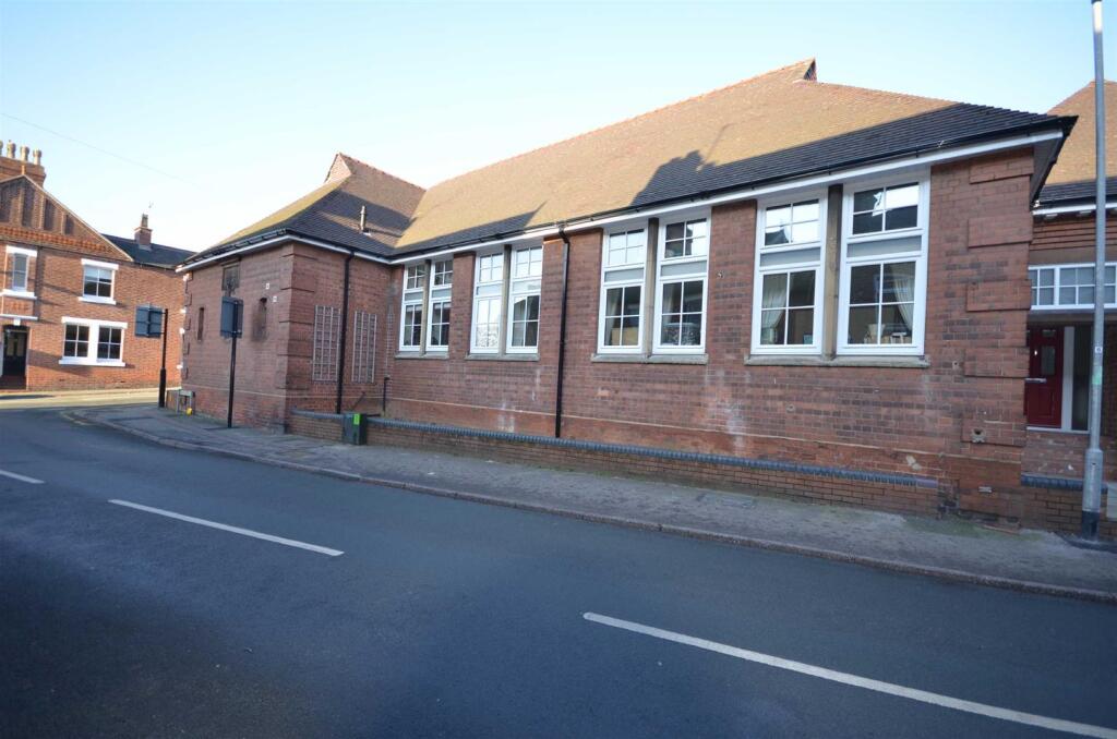 4 bed Mews for rent in Stone. From Tinsley-Garner Independent Estate Agents - Stone