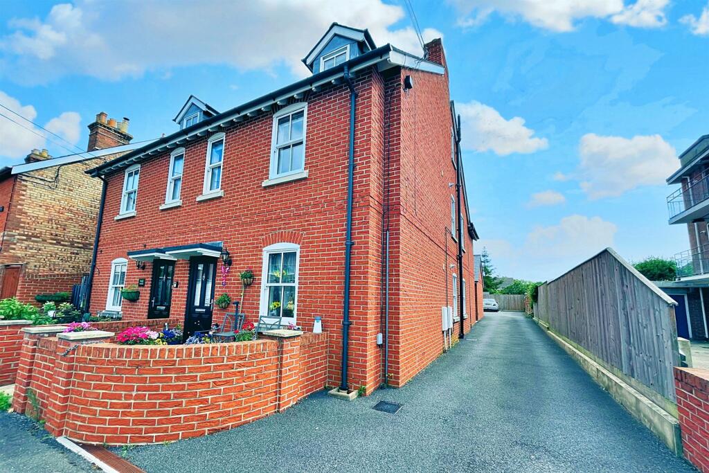 2 bed 1st Floor Flat for rent in Wareham. From Goadsby - Wareham