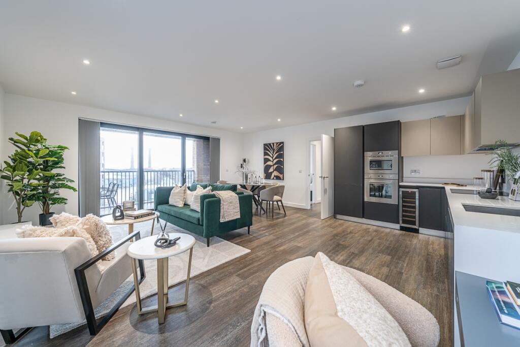3 bed 1st Floor Flat for rent in Croydon. From Hamptons Lettings - Caterham 3 bed 1st Floor Flat for rent in Croydon. From Hamptons Lettings - Caterham