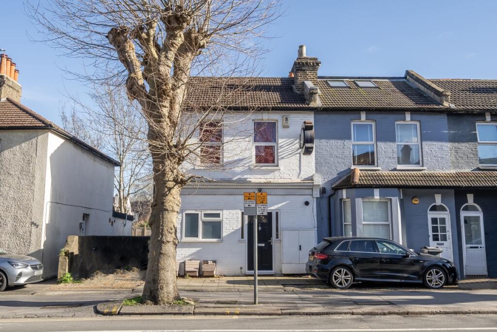 1 bed 1st Floor Flat for rent in Purley. From Hamptons Lettings - Caterham
