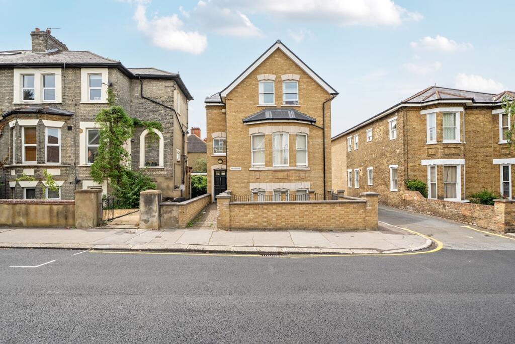 2 bed 1st Floor Flat for rent in Croydon. From Hamptons Lettings - Caterham