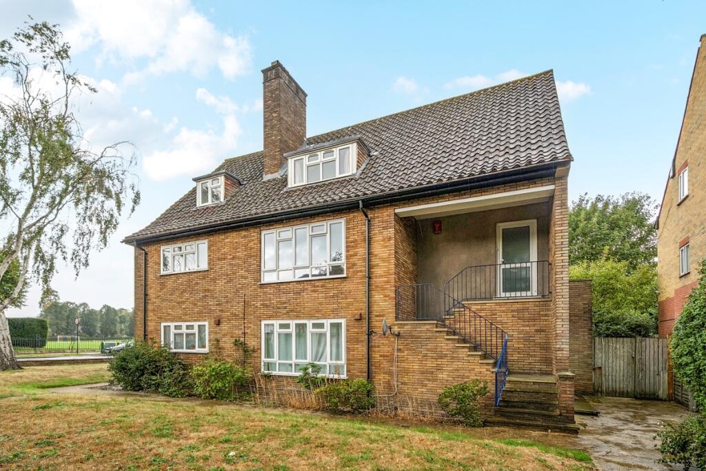 3 bed 1st Floor Flat for rent in Croydon. From Hamptons Lettings - Caterham