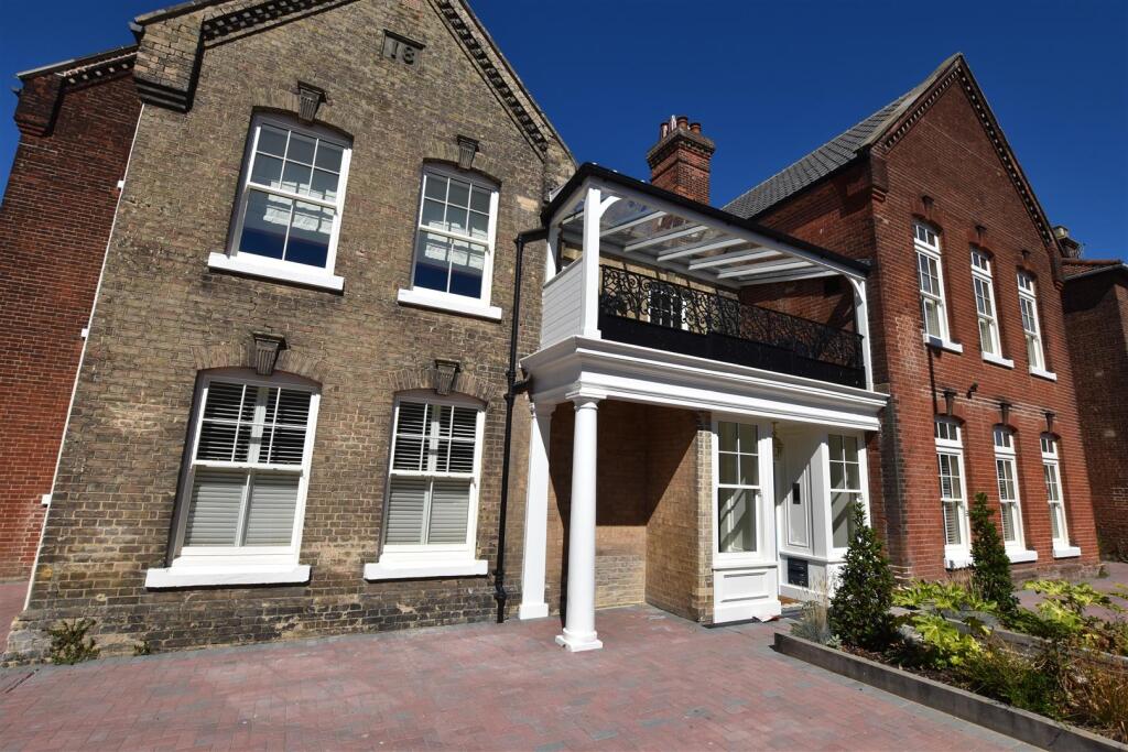 2 bed Apartment for rent in Cromer. From Henleys - Cromer