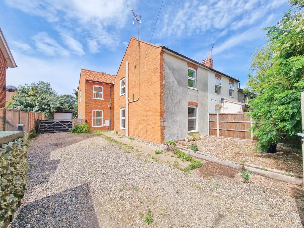 4 bed Mid Terraced House for rent in Broomholm. From Henleys - Cromer 4 bed Mid Terraced House for rent in Broomholm. From Henleys - Cromer