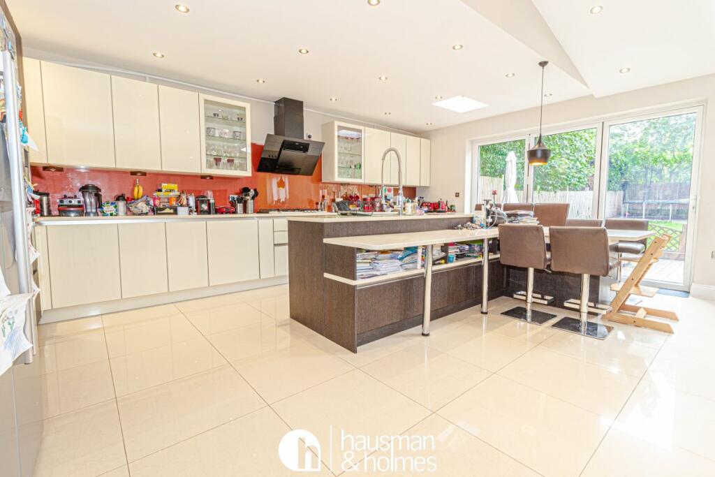 4 bed Semi-Detached House for rent in Hendon. From Hausman and Holmes - Golders Green Road