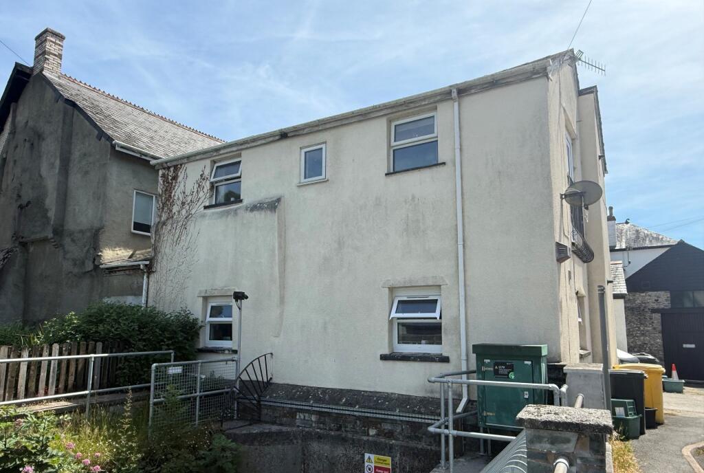 2 bed 1st Floor Flat for rent in Ashburton. From Howard Douglas - Ashburton