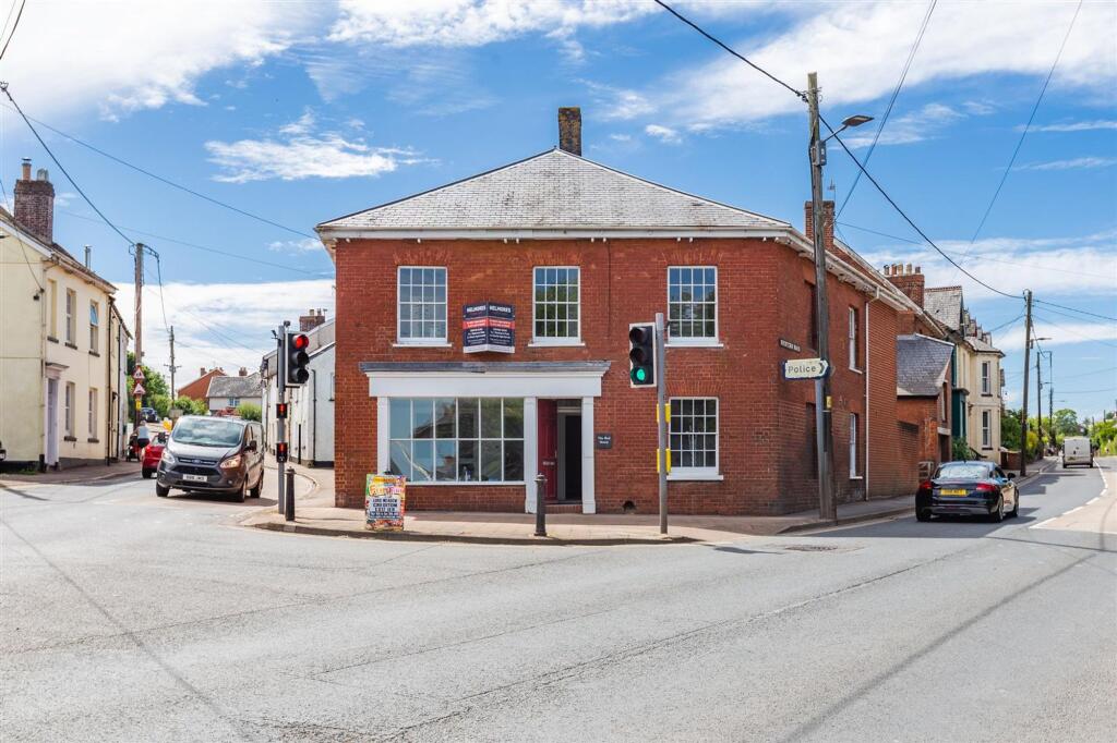 1 bed 1st Floor Flat for rent in Crediton. From Helmores - Crediton