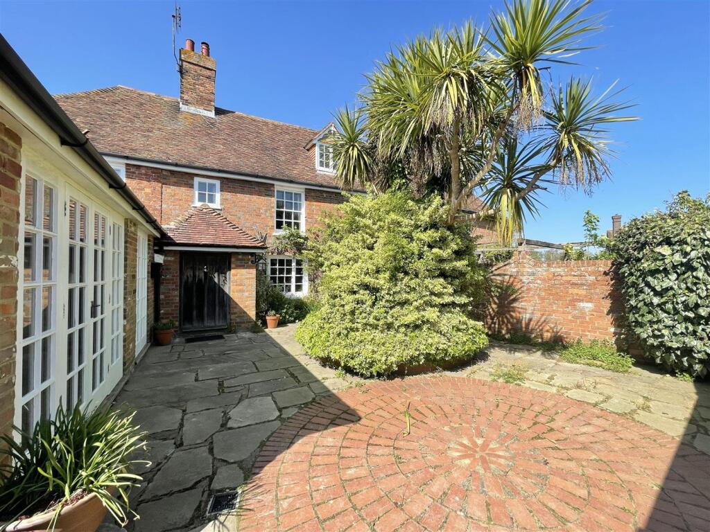 4 bed Semi Detached for rent in Appledore. From Hobbs Parker Estate Agents - Ashford