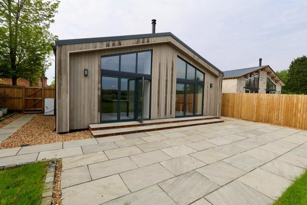 4 bed Detached bungalow for rent in Tyldesley. From Home Estate Agents - Monton