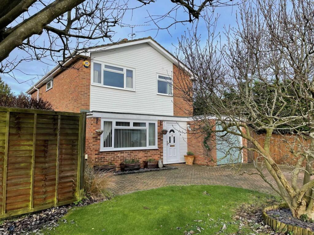 4 bed Detached for rent in Woodley. From Hoopers Residential - Reading