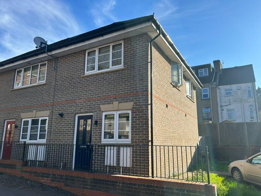 2 bed End of Terrace for rent in Pepperstock. From Indigo Residential - Barton Road