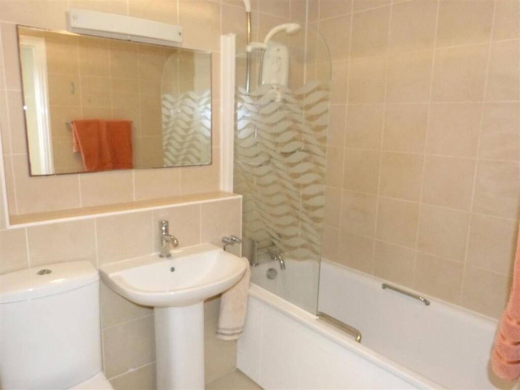 2 bed 1st Floor Flat for rent in Crews Hill. From James Hayward - Enfield