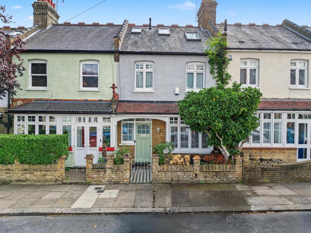 3 bed Detached for rent in Crews Hill. From James Hayward - Enfield