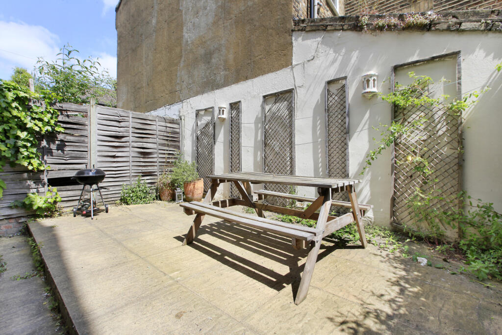 2 bed Flat for rent in London. From James Pendleton - Clapham Common