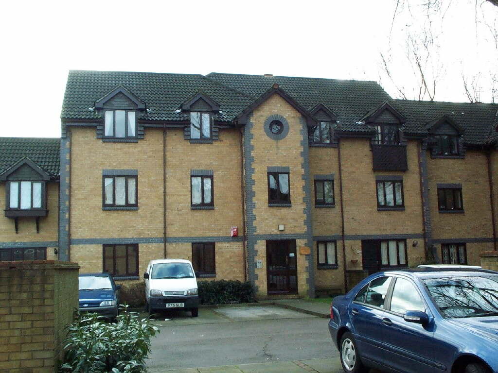 2 bed 1st Floor Flat for rent in London. From Warren Bradley Estates