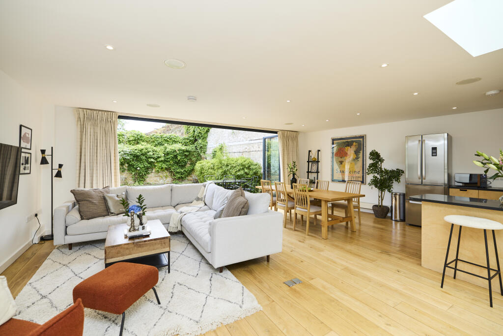 3 bed 1st Floor Flat for rent in London. From John D Wood & Co. Sales - Wimbledon Village