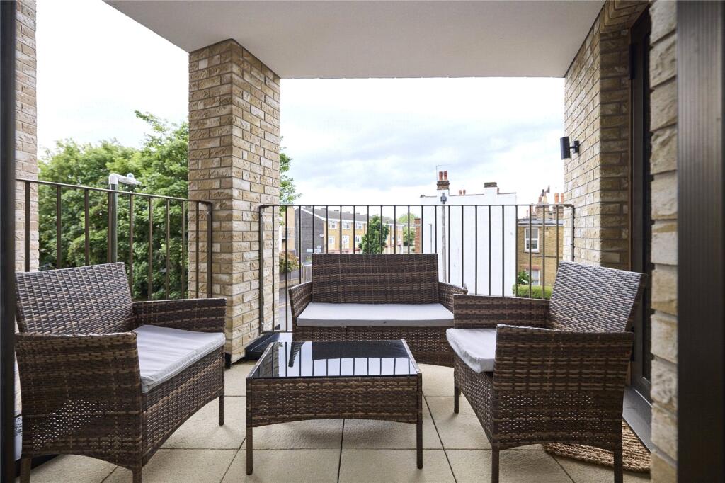3 bed 1st Floor Flat for rent in London. From John D Wood & Co. Sales - Wimbledon Village